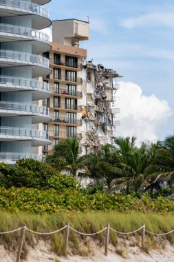 Miami Beach Surfside, FL, ABD - 26 Haziran 2021: Champlain Kuleleri yıkılma sonrası kurtarma ekipleri enkazda hayatta kalanları aramaya devam ediyor