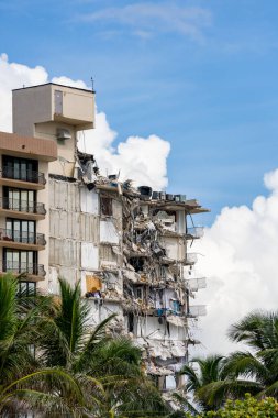Miami Sahil Surfside, FL, ABD - 26 Haziran 2021: Champlain Kuleleri, çökmeden 2 gün sonra sahiplerinin kişisel eşyaları görülebilir birimlerde asılı kaldı