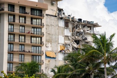 Miami Sahil Surfside, FL, ABD - 26 Haziran 2021: Champlain Kuleleri, çökmeden 2 gün sonra sahiplerinin kişisel eşyaları görülebilir birimlerde asılı kaldı