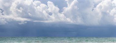 Okyanus üzerindeki manzara fırtınası