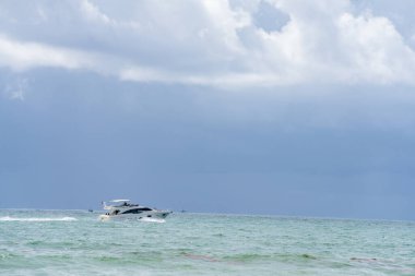 Okyanusta lüks bir yatın fotoğrafı.