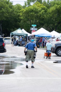 Miami Beach Surfside, FL, ABD - 26 Haziran 2021: Polis Champlain Kuleleri Surfside 'ın yıkıldığı yerin yakınındaki caddeleri kapattı
