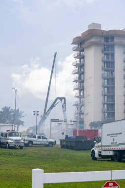 Miami Beach Surfside, FL, ABD - 26 Haziran 2021: Champlain Kuleleri 'nin yakınında 24 Haziran 2021' de sakinleri kapana kıstıran sahne. Hayatta kalanları aramak için ulusal destek ve kurtarma çalışmaları devam ediyor.