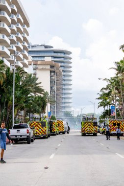 Miami Beach Surfside, FL, ABD - 26 Haziran 2021: Champlain Kuleleri 'nin yakınında 24 Haziran 2021' de sakinleri kapana kıstıran sahne. Hayatta kalanları aramak için ulusal destek ve kurtarma çalışmaları devam ediyor.