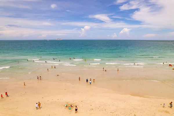 Miami Beach Usa Junho 2021 Turistas Que Entram Oceano Atlântico — Fotografia de Stock