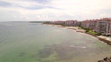 Fisher Adası Sahili 'ndeki lüks apartman daireleri.