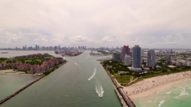 5k Miami Sahili çekim yapıyor.