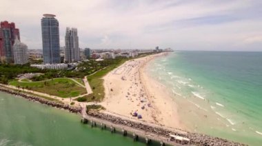 Miami Plajı yaz tatili turistleriyle doluydu.