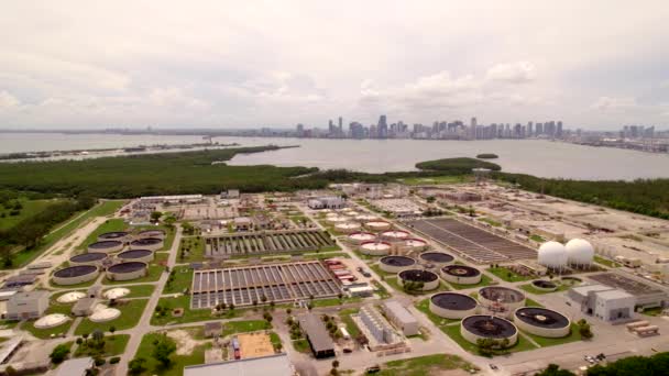 Virginia Key Miami Planta Purificación Agua Dron Aéreo Lateral Video — Vídeo de stock