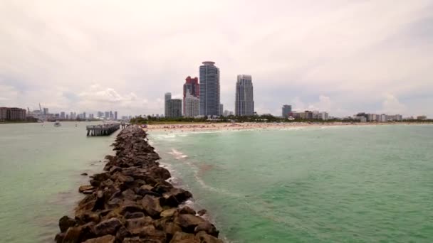 Volare Sopra Rocce Verso Affollate Miami Beach Sobe — Video Stock