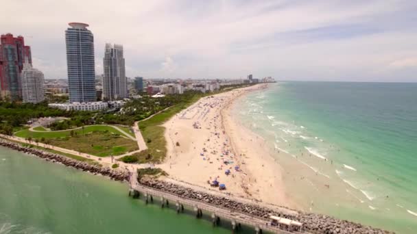 Aerial Video Miami Beach Crowded Summer Vacation Tourists — 图库视频影像