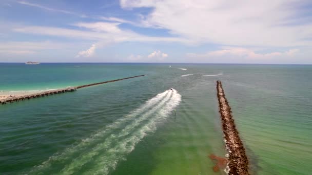 Лодки Проходящие Через Вход Воздушный Майами Бич — стоковое видео
