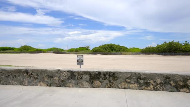 Slow Motion Miami Beach Scen Korall Vägg Med Sand Lummus — Stockvideo