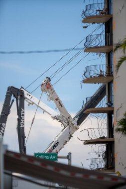 Miami Beach, FL, ABD - 2 Temmuz 2021 Champlain Kuleleri Surfside 'daki vinçler enkazı temizliyor ve çökme sonucu hayatını kaybeden insanları arıyor