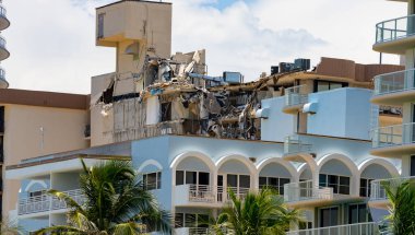 Surfside, FL, ABD - 2 Temmuz 2021: Champlain Kuleleri Surfside Condominium 'da yıkıntı devam ediyor