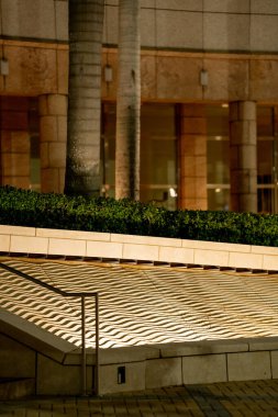 Dalgalı şekilli fıskiyeli park sahnesi