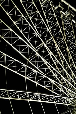 Siyah arka plan dönme dolabındaki metal soyut arkaplan