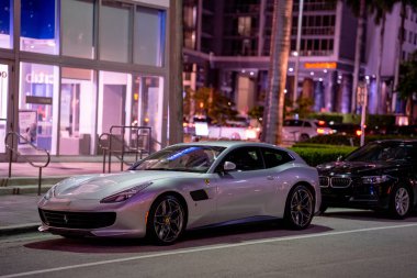Miami, FL, ABD - 9 Temmuz 2021: Gümüş Ferrari Portofino gece bir şehir sokağına park edildi