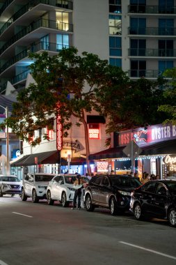 Miami, FL, ABD - 9 Temmuz 2021 Brickell Miami dikey fotoğrafında gece sahnesi