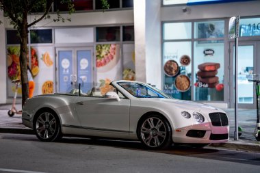 Miami, FL, ABD - 9 Temmuz 2021: Üstü açık beyaz bir Bentley GT V8 'in gece fotoğrafı 