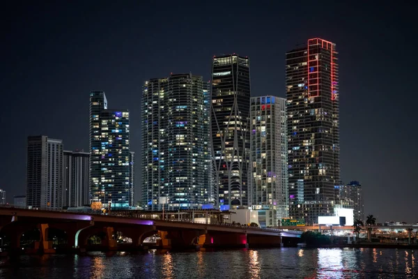 Natt Foto Highrise Lägenheter Centrum Miami Med Bro Och Vik — Stockfoto