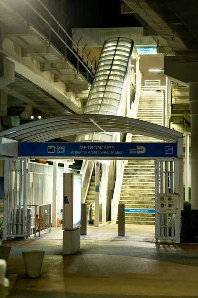 Νυχτερινή Είσοδος Φωτογραφίας Στις Σκάλες Του Σταθμού Μετρό Του Μαϊάμι — Φωτογραφία Αρχείου