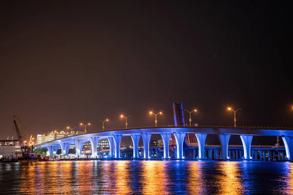 迈阿密夜景与霓虹灯桥口 — 图库照片