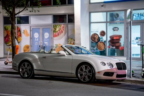 Miami Usa Července 2021 Noční Fotografie Bílého Bentley Kabriolet Zaparkovaný — Stock fotografie