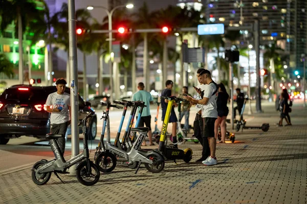 Miami Usa July 2021 People Renting Electric Scooters Smart Phone — Stock Photo, Image