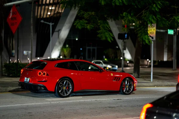 美国佛罗里达州迈阿密 2021年7月9日 红色法拉利夜间驾车外出 — 图库照片