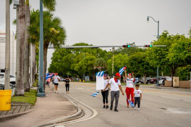 Miami, FL, ABD - 14 Temmuz 2021: 8. Cadde 'deki Küba mitingine destek veren insanların fotoğrafı