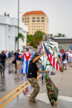 Miami, FL, ABD - 14 Temmuz 2021: 8. Cadde 'deki Küba mitingine destek veren insanların fotoğrafı