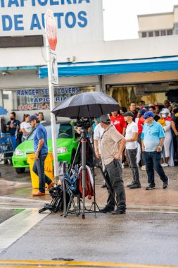 Miami, FL, ABD - 14 Temmuz 2021: 8. Cadde 'deki Küba mitingine destek veren insanların fotoğrafı