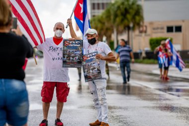 Miami, FL, ABD - 14 Temmuz 2021: 8. Cadde 'deki Küba mitingine destek veren insanların fotoğrafı