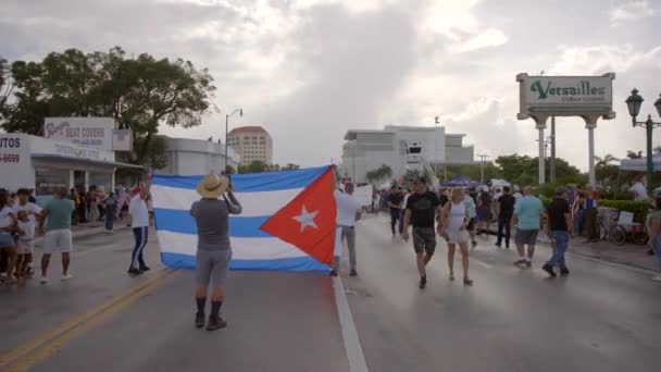 Miami Usa Juli 2021 Kubanska Amerikaner Visar Stöd För Kuba — Stockvideo