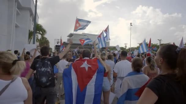 Miami Usa Juli 2021 Protesteerders Zwaaien Cubaanse Vlag Ter Ondersteuning — Stockvideo