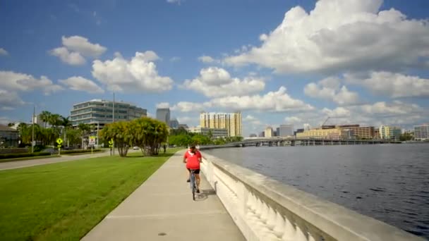 Seguindo Uma Mulher Andando Bicicleta Tampa Florida Eua — Vídeo de Stock