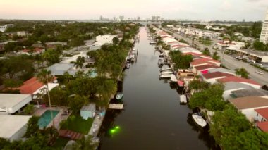 Miami 'deki deniz kıyısındaki evlerin arasında bir kanalda uçuyor.