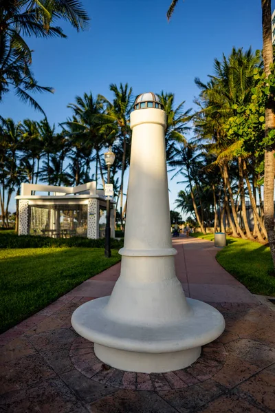 迈阿密海滩的地标灯塔长椅 — 图库照片