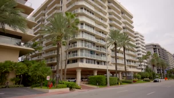 Gimbal Gestabiliseerde Bewegingsbeelden Flatgebouwen Surfside Miami Usa — Stockvideo