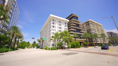 Surfside Florida 'daki yeni ve eski apartman daireleri ABD 4k
