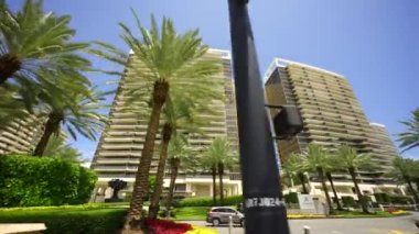 St. Regis Bal Limanı apartmanı ve önünde palmiye ağaçları bulunan kuleler 4k