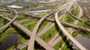 Bir otoyol kavşağının hava görüntüsü Sunrise Florida USA 595 / 75