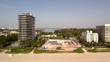 Havadan uçuş Champlain Kuleleri Miami Surfside Apartmanı