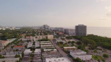 Champlain Kuleleri Surfside FL 4k üzerinde hava görüntüsü gündoğumu