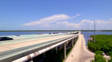 US Route 1 Güney Dixie Otoyolu, Florida Keys 'e doğru 5k hava aracı görüntüsü.