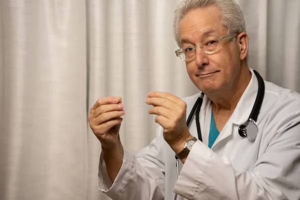 Médico Segurando Espaço Vazio Nas Mãos — Fotografia de Stock