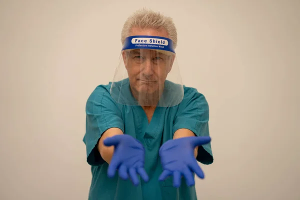 Doctor Mostrando Guantes Azules Limpios Espectador Centran Cara — Foto de Stock