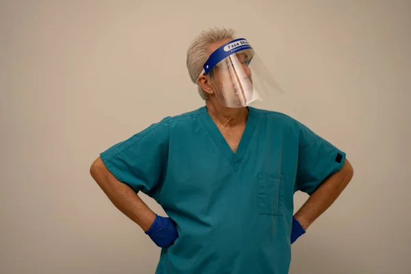 Mannelijke Verpleegster Met Gezichtsmasker Schild Handen Heupen Akimbo — Stockfoto