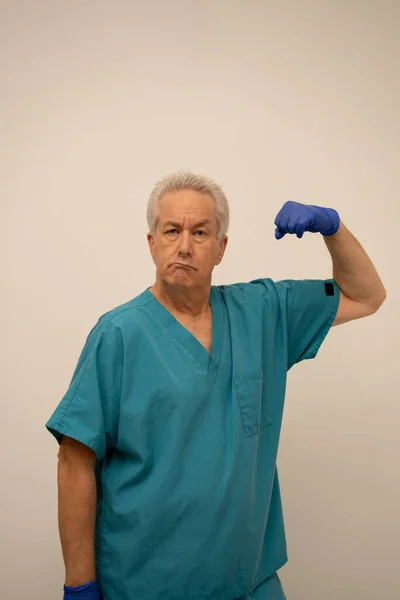 의사가 근육을 구부리고 — 스톡 사진